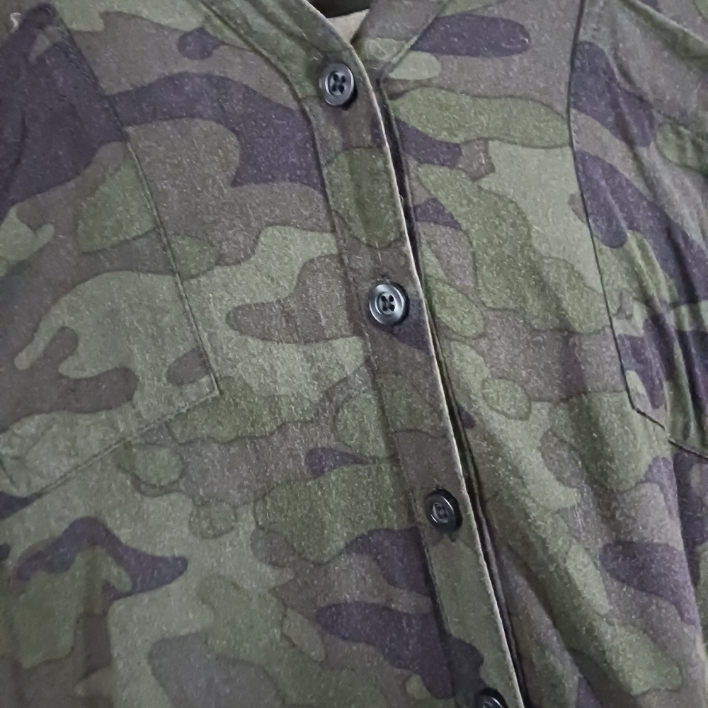 Torrid Camo Cap Sleeve Button Up Shirt Size 1X - Picture 6 of 9